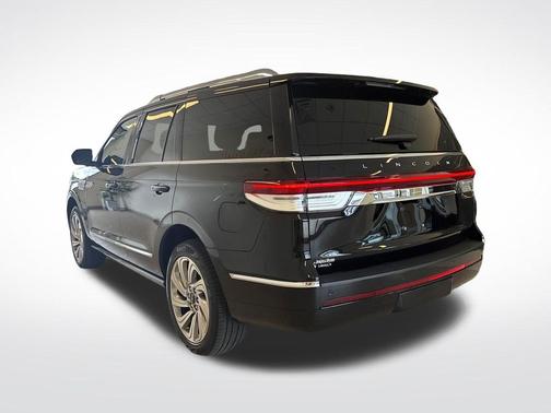 Infinite Black Metallic Clearcoat 2024 Lincoln Navigator Premiere