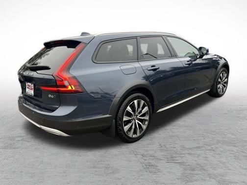2025 Volvo V90 Cross Country Plus, B6 AWD Gas (mild hybrid)