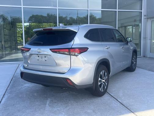 Celestial Silver Metallic 2023 Toyota Highlander XLE