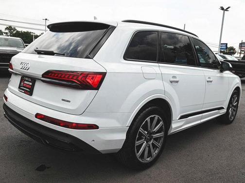 2023 Audi Q7 45 Premium Plus