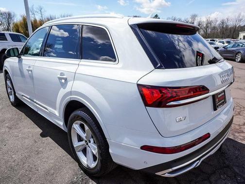 Glacier White Metallic 2023 Audi Q7 45 Premium