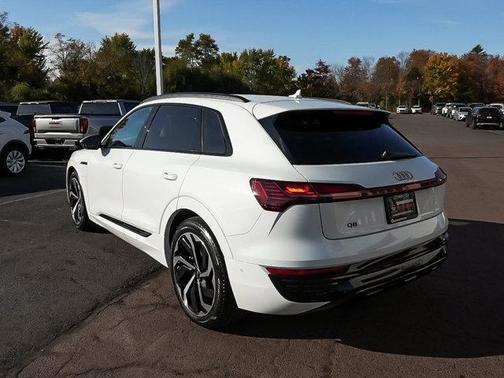 Glacier White Metallic 2024 Audi Q8 e-tron Premium