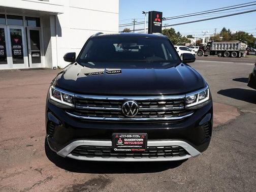 Deep Black Pearl Effect 2023 Volkswagen Atlas Cross Sport 3.6L V6 SE w/Technology