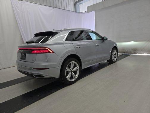 Florett Silver Metallic 2022 Audi Q8 55 Premium Plus