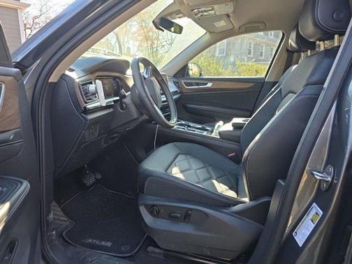 Platinum Gray Metallic 2024 Volkswagen Atlas 2.0T SE