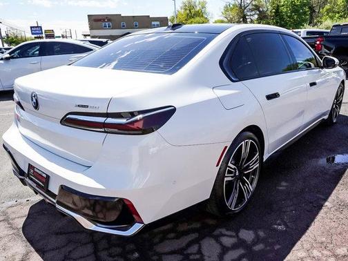 Mineral White Metallic 2025 BMW i7 xDrive60