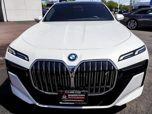 Mineral White Metallic 2025 BMW i7 xDrive60