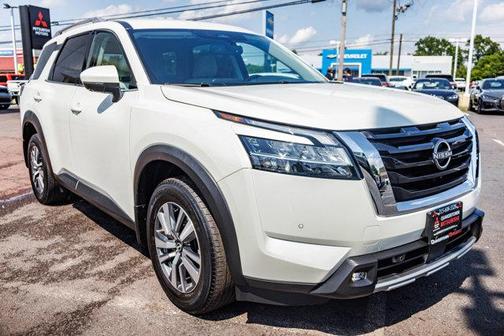 2022 Nissan Pathfinder SL