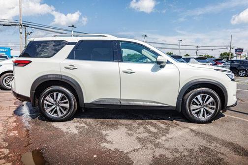 2022 Nissan Pathfinder SL