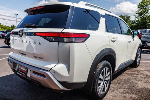 2022 Nissan Pathfinder SL