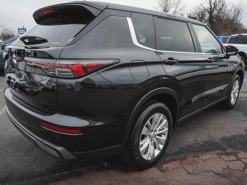 2025 Mitsubishi Outlander ES