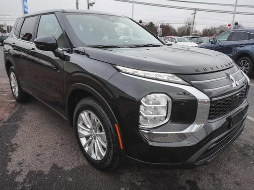 2025 Mitsubishi Outlander ES