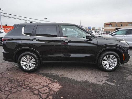 2025 Mitsubishi Outlander ES