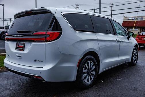 2024 Chrysler Pacifica Hybrid Select