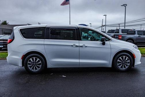 2024 Chrysler Pacifica Hybrid Select