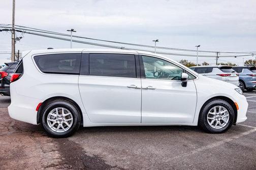2023 Chrysler Pacifica Touring-L
