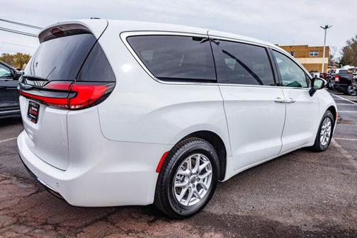 2023 Chrysler Pacifica Touring-L