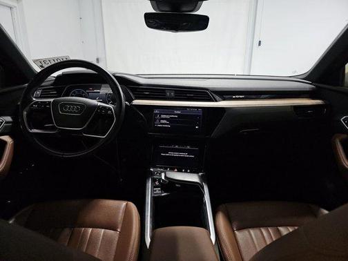 Glacier White Metallic 2024 Audi Q8 e-tron Premium