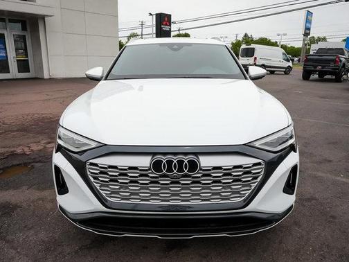Glacier White Metallic 2024 Audi Q8 e-tron Premium