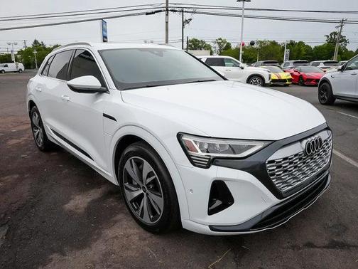 Glacier White Metallic 2024 Audi Q8 e-tron Premium
