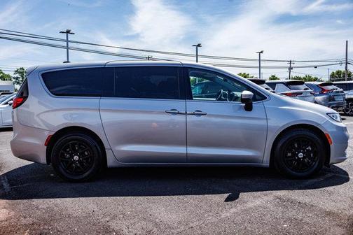 2023 Chrysler Pacifica Touring-L