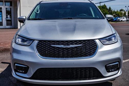 2023 Chrysler Pacifica Touring-L
