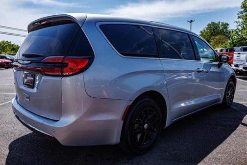 2023 Chrysler Pacifica Touring-L