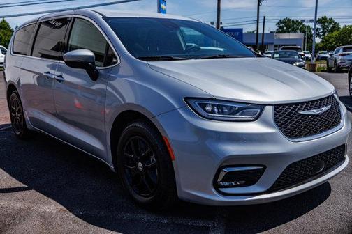 2023 Chrysler Pacifica Touring-L