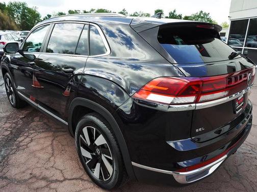 Deep Black Pearl Effect 2025 Volkswagen Atlas Cross Sport 2.0T SEL