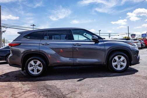 2022 Toyota Highlander LE