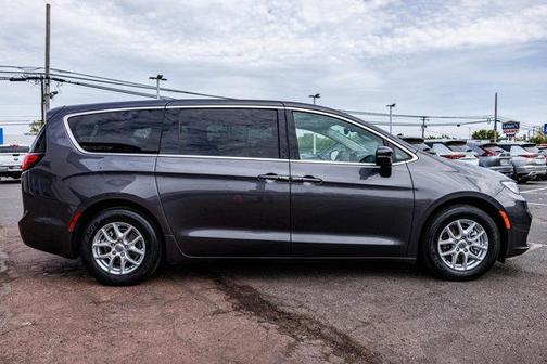 2023 Chrysler Pacifica Touring-L