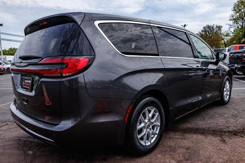 2023 Chrysler Pacifica Touring-L