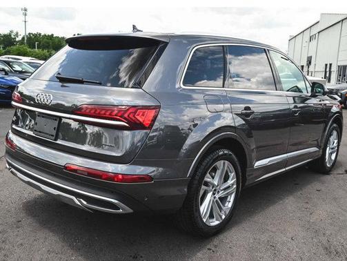 2022 Audi Q7 45 Premium Plus