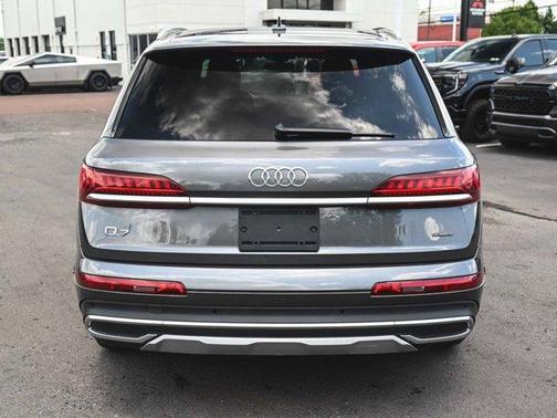 2022 Audi Q7 45 Premium Plus