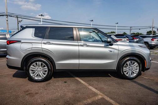 2025 Mitsubishi Outlander ES