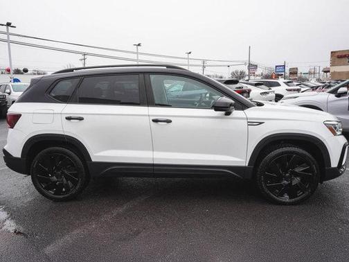 2024 Volkswagen Taos 1.5T SE Black