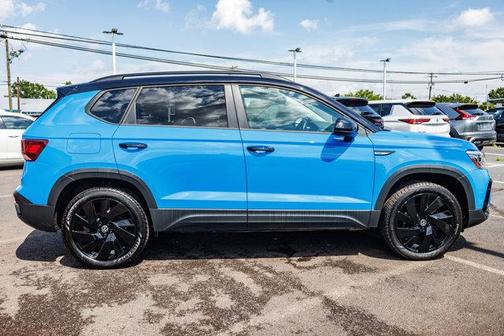 2024 Volkswagen Taos 1.5T SE Black