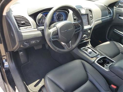 2022 Chrysler 300 Touring L