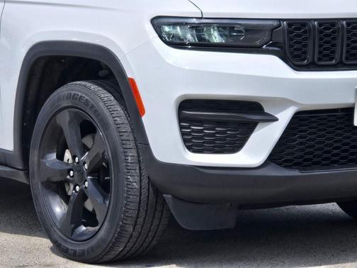 Bright White Clearcoat 2023 Jeep Grand Cherokee Altitude