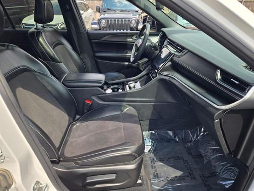 Bright White Clearcoat 2023 Jeep Grand Cherokee Altitude