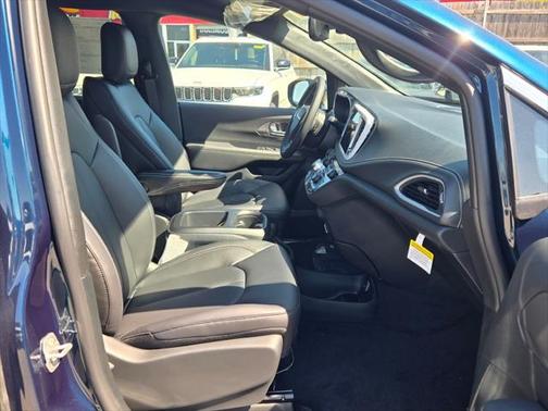 2025 Chrysler Pacifica L