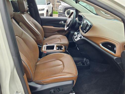 Luxury White Pearlcoat 2019 Chrysler Pacifica Limited