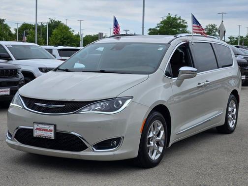 Luxury White Pearlcoat 2019 Chrysler Pacifica Limited