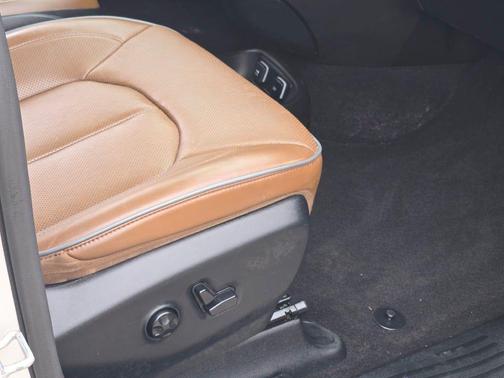 Luxury White Pearlcoat 2019 Chrysler Pacifica Limited
