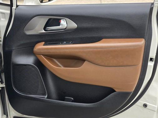 Luxury White Pearlcoat 2019 Chrysler Pacifica Limited