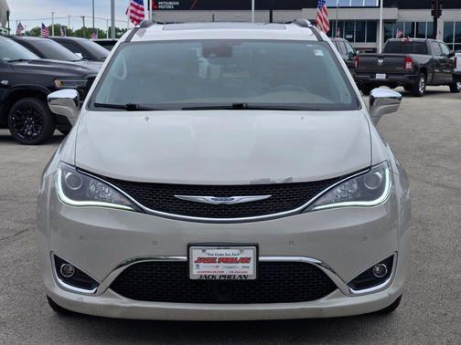 Luxury White Pearlcoat 2019 Chrysler Pacifica Limited