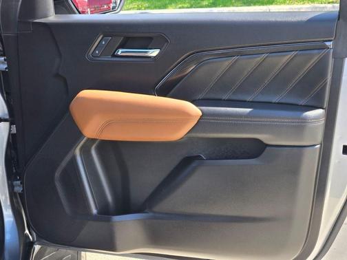 Sterling Metallic 2023 GMC Canyon AT4