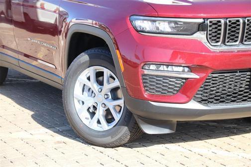 Photo 4 of 32 of 2023 Jeep Grand Cherokee Limited