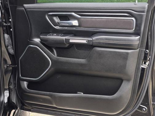 Diamond Black Crystal Pearlcoat 2024 RAM 1500 Laramie
