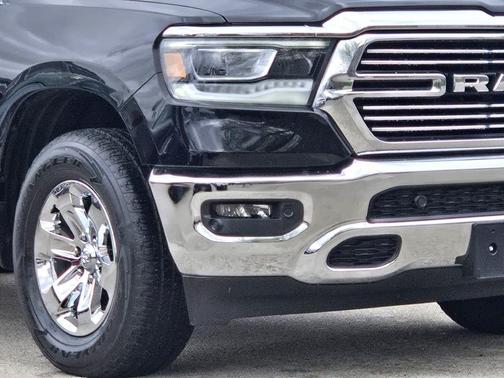 Diamond Black Crystal Pearlcoat 2024 RAM 1500 Laramie
